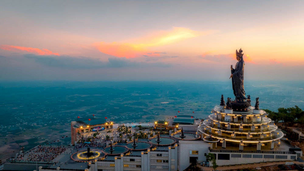 Khu du lịch N&uacute;i B&agrave; Đen